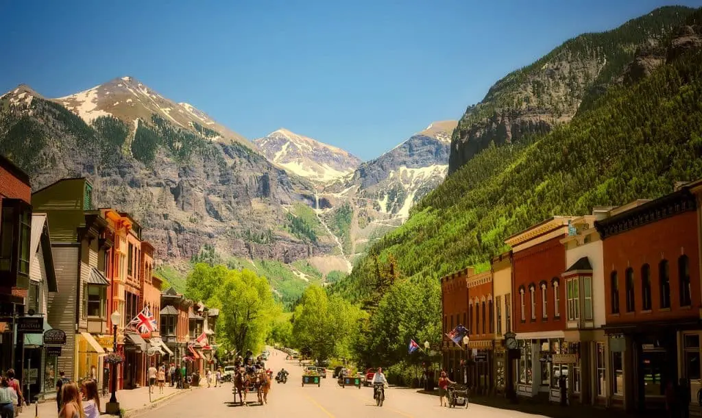 Image of a town at the base of the mountains in Colorado