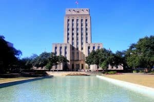 Image of a pond and building in downtown Houston, Texas