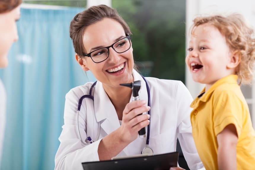 Image of a child and a doctor who uses a pediatrician answering service
