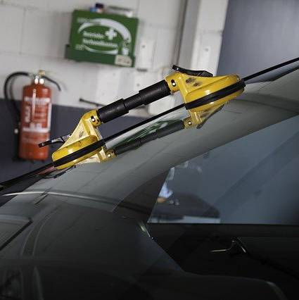 Image of an auto glass repair company that uses an answering service